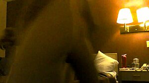 Une épouse amateur se fait baiser la chatte dans une chambre d'hôtel