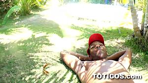 多米尼加少年在草上做黑人女孩的口交,这是18年前的视频!