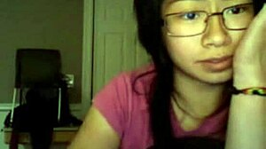 Amateur Aziatische vriendin wordt stout op webcam