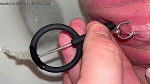 Piercing av klitoris och lek med kissleksak i amatörhemmade video