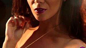 Hot nøgen milf Shelly Lee viser sin perfekte krop frem i solo video
