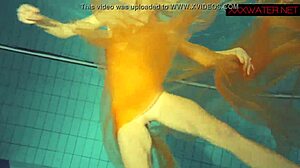 业余少女Nastya在游泳池里展示她的性感身体