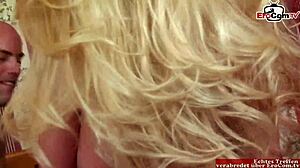 Eine blonde Schönheit mit großen Titten bekommt eine Mundbesamung nach dem Sex in High Heels