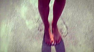 比基尼模特妮可·福克斯展示她的赤脚