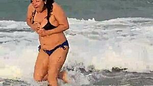 Големи цици и голяма задница: Дива езда на порнозвездите на плажа в Маями
