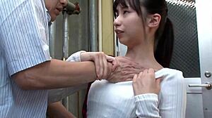 Fata japoneză senzuală cu sânii mici și sutienul care curge este futută