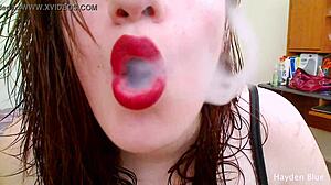 Labbra grandi e feticcio del fumo con una bellissima donna grassa