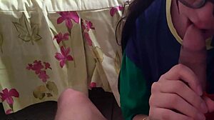 Amadorská teenagerka si užívá hluboké krkání velkého penisu Engolindo