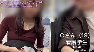 A estudante japonesa vestida com lingerie e penteado é servida com sexo erótico