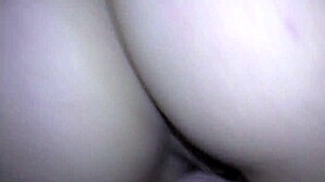 Video POV de la vagina apretada de una chica siendo estirada por una gran polla