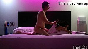 Cogida si užíva veľký orálny sex od svojho milenca v hotelovej izbe