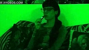 Европейская подросток Бет извращена курением и вейпингом в HD видео