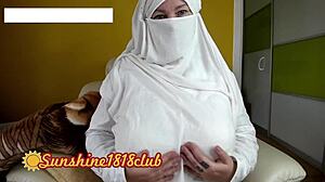נערת מוסלמית עם חזה ענק מתנהגת שובבה מול המצלמה