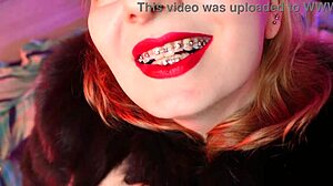 红唇和毛的手在一个感性的ASMR按摩视频中