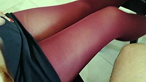 Blonde berpakaian nylon memberikan handjob yang sensual pada kekasihnya