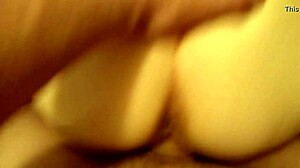 紧缩的阴道在这个业余性爱视频中得到了深入的插入。