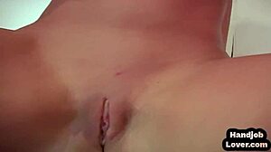 Close-up van een tietneukende babe en het aftrekken van een lul
