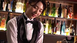Japanse barman en mooie Aziatische meid genieten van dirty talk en softcore actie