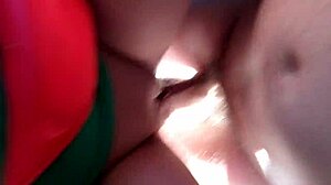 可爱的业余同性恋情侣在自制视频中享受户外性爱