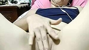 Miss Beas的无毛阴户在这个亚洲色情视频中被手指插入