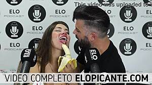 Sara, een blonde bom, geeft zich over aan een sensueel feest met bananen- en ellenboogcrème in deze pittige video met een thematisch eten