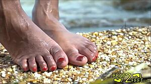 Ung och kinky tonåring får sina fötter våta på stranden