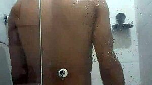צעיר גיי אמצעי נהנה מסקס בחוץ ומתאונן במקלחת