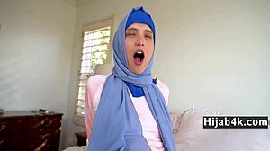 Mladá muslimská žena zkoumá své touhy v POV videu