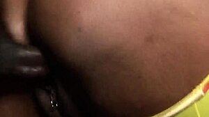 O femeie africană americană cu sâni mari caută penetrare anală de la un bărbat de culoare