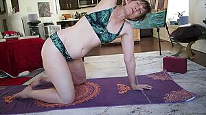 MILF Aurora Willows în bikini își arată abilitățile de yoga și buzele mari ale pizdei