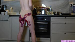 Мамочка с татуировкой осьминога на попе готовит и дразнит