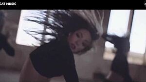 Eine rumänische Teenagerin tanzt mit einem riesigen Arsch in einem sexy Musikvideo