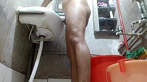 Teen indiana riceve un sensuale massaggio ai piedi e bagno prima di fare sesso
