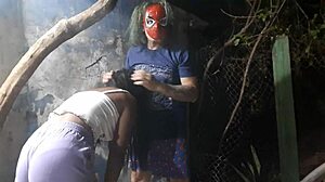 Spider Man zvádza neskúsené dievča na Halloweenskej párty zachytenej pred kamerou