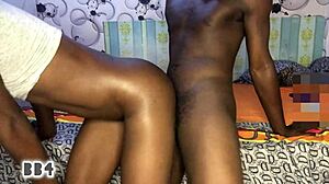 黒人女性と彼女の友人がホテルの部屋で性行為に従事する