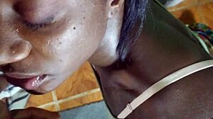 Fernanda, una belleza de piel chocolate, recibe una intensa corrida facial en un clímax al estilo bukake