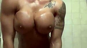 Σέξι γυναίκα bodybuilder με πληθωρικό στήθος