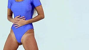 小柄な体操選手マルシャ・メヒタが裸でアクロバティックなスキルを披露!