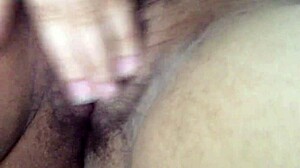 Mäkká sólová masturbácia s krásnymi babami, ktoré stonajú a ženská ejakulácia