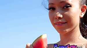 亚洲美女Kit Rysha在户外脱衣服并享受美味的水果