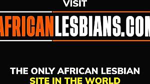 Två svarta kvinnor ägnar sig åt lesbisk sex utomhus och slickar varandras könsorgan