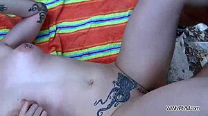 Mulher punk tatuada e curvilínea experimenta sexo anal áspero em público