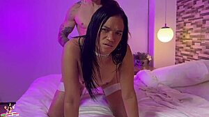 Valery, zvezdnica, ki obožuje urin, poskuša pestovati in uživati v krofu na vrhu s spermo v tem eksplicitnem videu