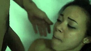 Adrian Mayas extreme BDSM met een enorme dildo voor kleine tiener