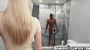 En tjej ger sin rumskamrat en avsugning i duschen