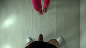 Сексуальные ножки в розовых кроссовках долбят мячик в замедленной съемке