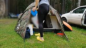 Em nossa jornada, paramos em um camping temporário onde meus atraentes pés despertaram tanto meu enteado que ele veio até minha barraca para se deliciar com eles