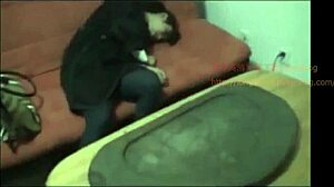 Ázijská kráska zviazaná a potrestaná šľahačkou v domácom fetiš videu