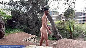 Seorang lelaki berotot mempamerkan kecergasannya dengan melakukan squats telanjang di alam semula jadi yang hebat