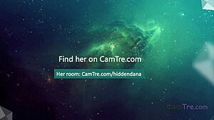Une ado amateur surprend avec une éjaculation féminine en webcam